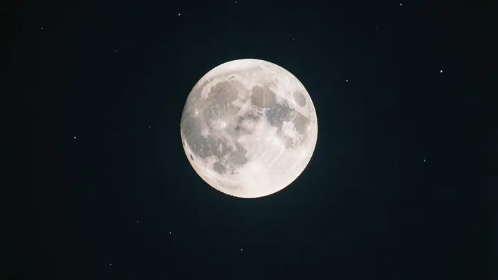 Луна накроет плеяды. Когда можно увидеть