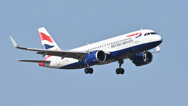 В туалете самолёта British Airways нашли голого бортпроводника под наркотиками