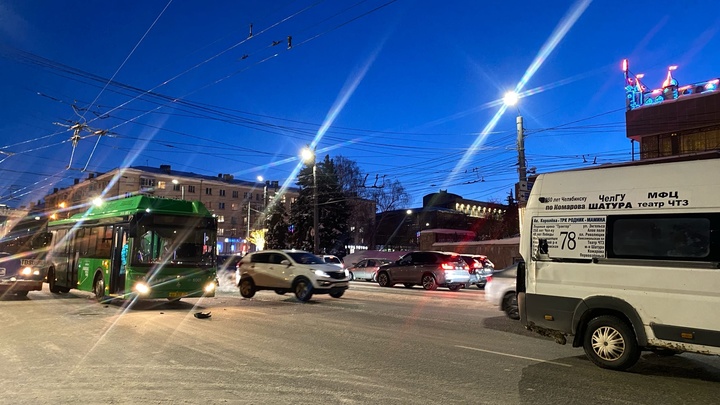 В Челябинске маршрутка подрезала автобус и осталась с дыркой в боку