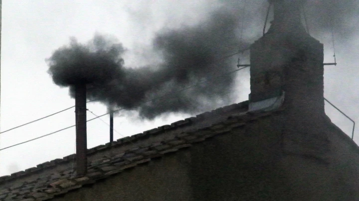 И снова чёрный дым: Выбрать папу римского со второй попытки не вышло