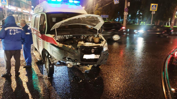 В Самаре молодой водитель устроил ДТП со скорой помощью