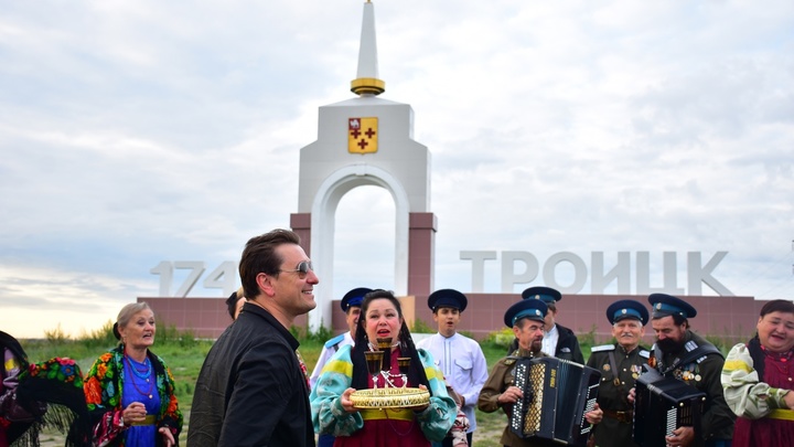 С казаками и баянами: в Троицке встретили Сергея Безрукова