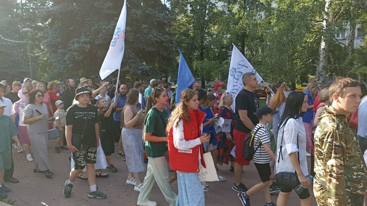 С детьми, флагами и ромашками: в Челябинске прошёл Парад Семьи