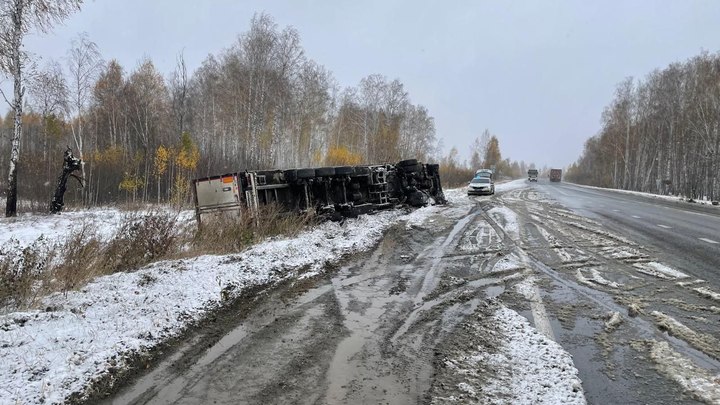 Фуры раскидало по обочинам в Челябинской области