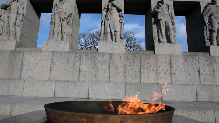 Школьницы не побоялись прогнать мигрантов, устроивших привал у Вечного огня