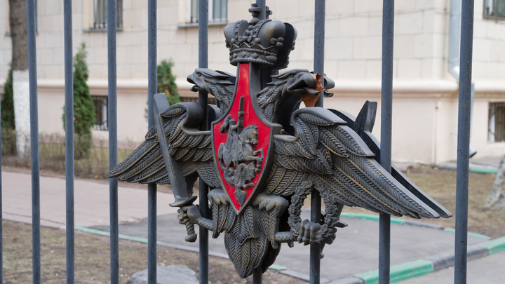 На окна военкомата в Новосибирске смонтировали металлические решетки