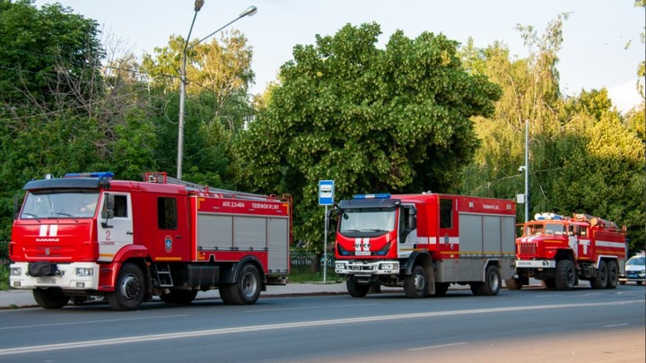 Масштабный пожар у линии ЛЭП в Екатеринбурге: Горят строительные бытовки