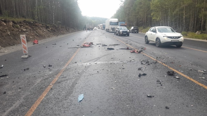 Металл слез, как кожа: иномарку расплющило в страшном ДТП на М5-Урал