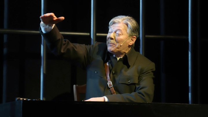 Актеру Александру Збруеву стало плохо перед спектаклем