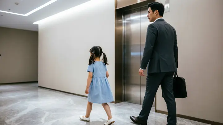 Лапал в лифте: дикое нападение на челябинскую школьницу попало на видео