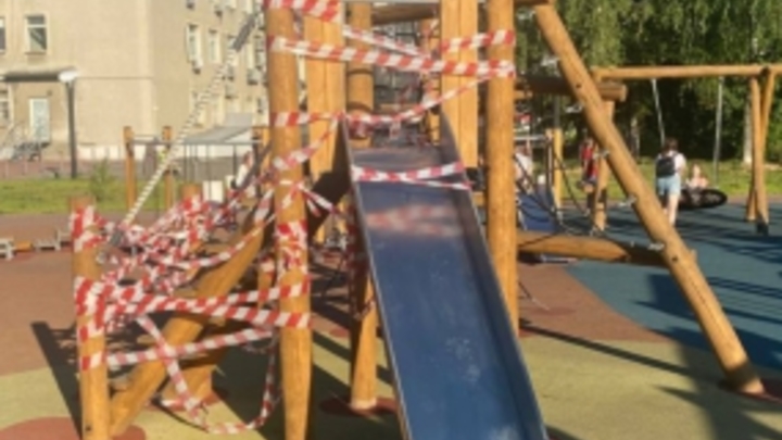 Двухлетнему ребёнку оторвало фалангу пальца при катании с горки в Кстове