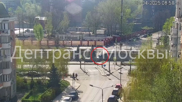 В Москве автомобиль пробил ограждение и рухнул в реку Яузу