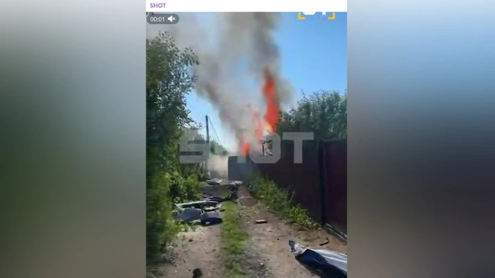 Частный дом загорелся в Казани после падения самолета