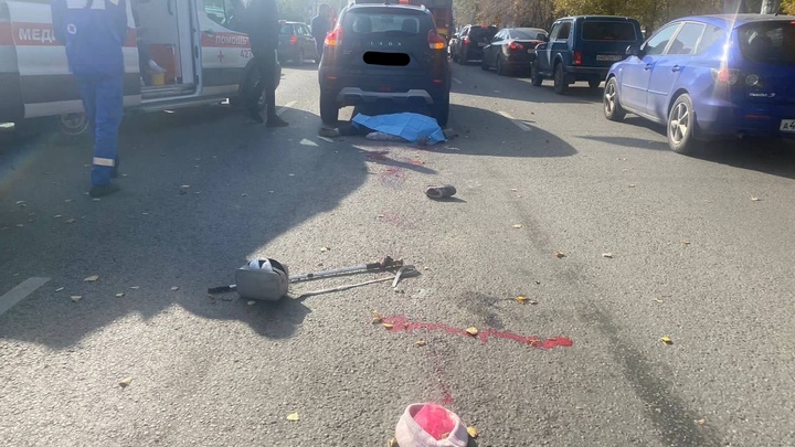 Переехали дважды: в центре Челябинска женщина попала под колёса двух машин