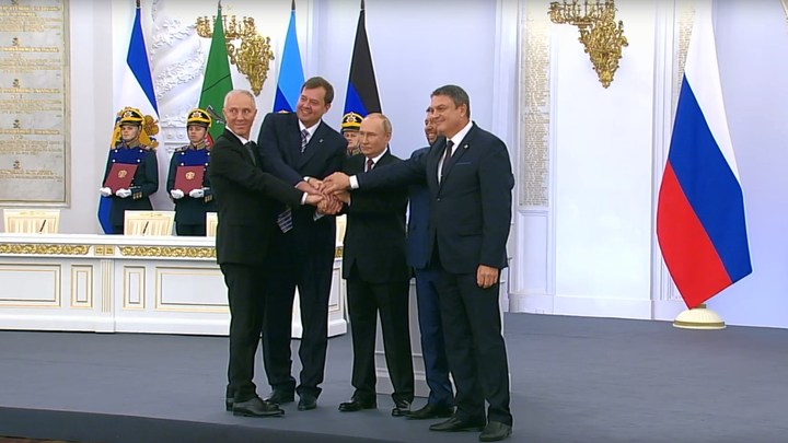 Путин, подписав договоры о новых территориях, проскандировал: Россия!