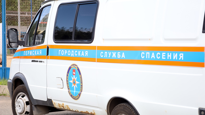 В Перми спасли мужчину, сидящего в окне