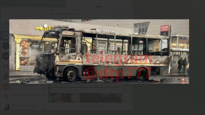 Пламя до высоты 3 этажа: у метро Молодежная дотла сгорел пассажирский автобус