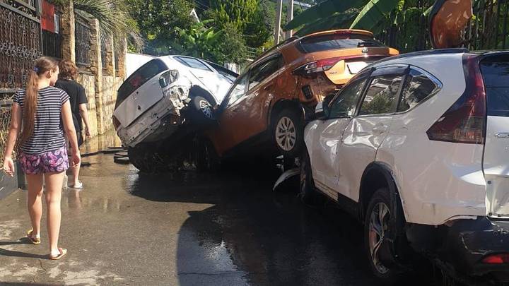 В Сочи за час выпало 76 мм осадков. Из-за ливней оказались повреждены 50 машин