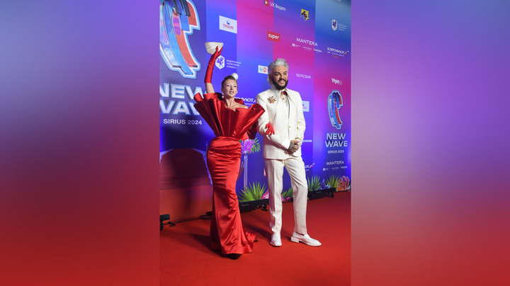 Филипп Киркоров появился на красной дорожке в белом костюме и с 28-летней спутницей