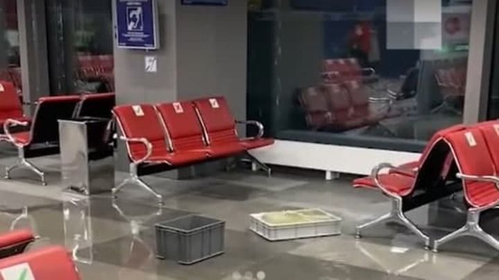 В аэропорту Челябинска на пассажиров лилась вода