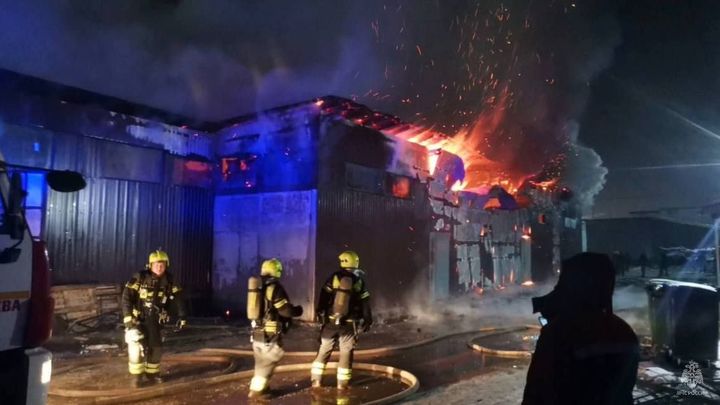 Пожар после взрыва в ангаре в Новой Москве попал на видео