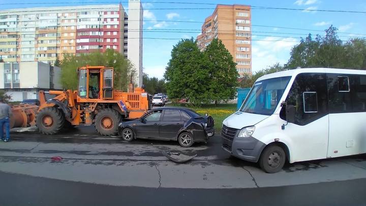 Тройное ДТП в Самаре: маршрутка врезалась в Ладу, а Лада — в спецтехнику