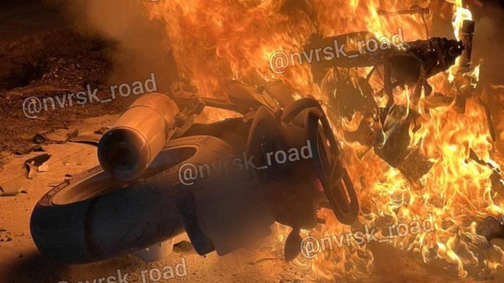 В Новороссийске мотоцикл загорелся после столкновения с трактором, двое погибли