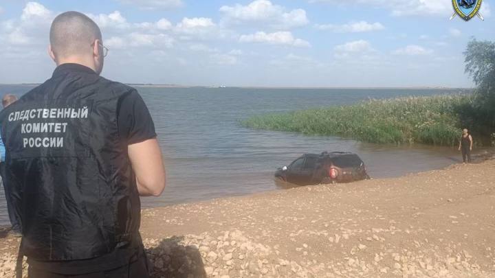 Семья из Саратова в машине упала в реку и погибла в Волгоградской области