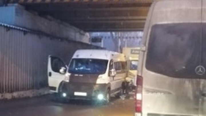 Утренняя авария в Чите заставила автомобили встать в обе стороны