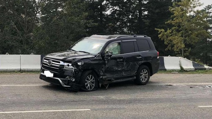 Выбил страйк: в Чите водитель грузовичка догнал элитный Toyota Land Cruiser
