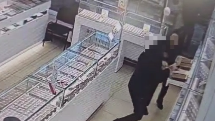 В Новосибирске бездомный попытался украсть лоток с ювелиркой на 500 тысяч