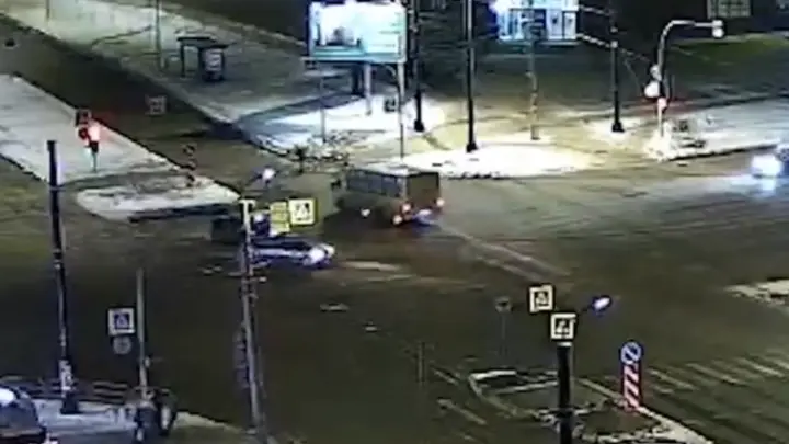 Маршрутка на желтый, пешеход на зеленый: в Челябинске водитель сбил мужчину