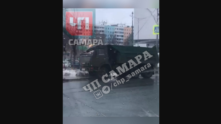 В Самаре КАМАЗ влетел в световую опору