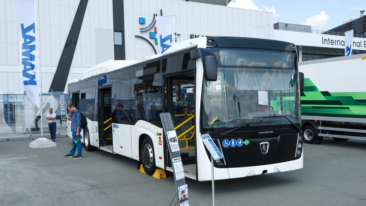 Автобус с вахтовиками рухнул с 25-метрового обрыва в Якутии