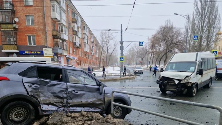 В Самаре иномарка протаранила ограждение и заехала в сугроб после столкновения с маршруткой