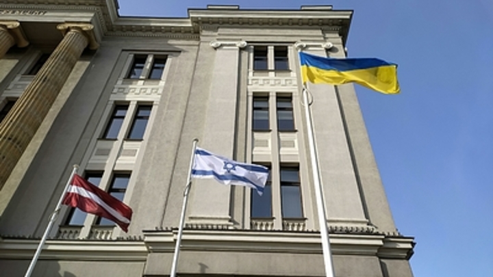Политолог Бондаренко: украинцы за рубежом готовы массово подавать в суд на Киев