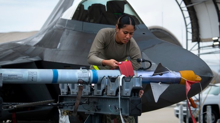 В час на воздух 85 тысяч долларов: В Штатах подсчитали, сколько стоит хвалёный Raptor