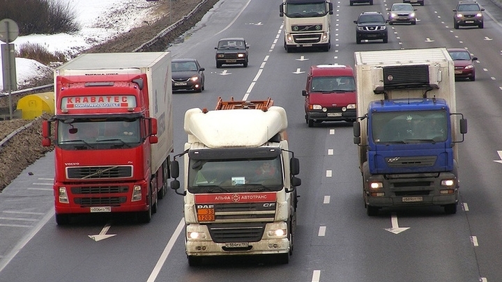 Количество грузовиков с гумпомощью для Украины сократилось после начала проверок польских налоговико
