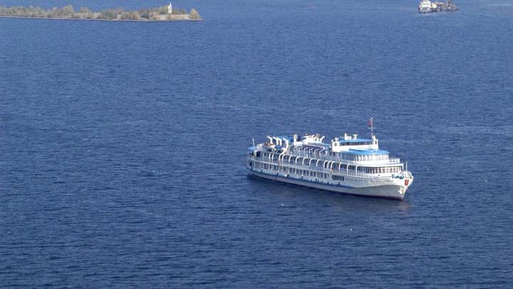 В Сочи круизный катамаран зацепился за канат и шесть часов дрейфовал в море