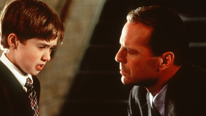 Шестое чувство - фильм-ужастик, ставший кассовым хитом и культурным явлением