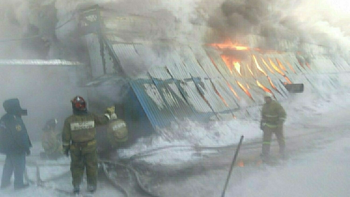 Многоквартирный дом рухнул после мощного пожара на Ямале
