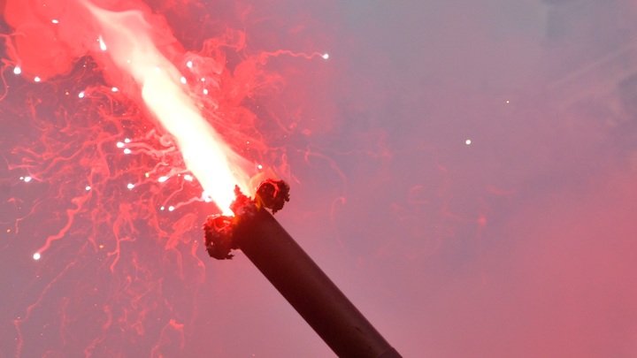 Агрессивные лозунги фанатов, устроивших файер-шоу в Петербурге, пробьют по записям камер