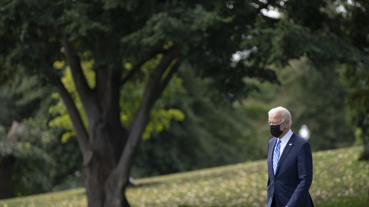 После оплошности Байдена журналисты припомнили поцелуй мистера-женщины