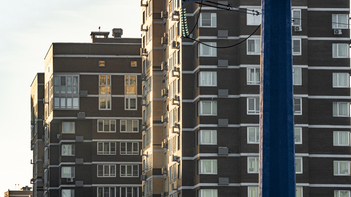 В Краснодаре под окнами многоэтажки найден труп мужчины