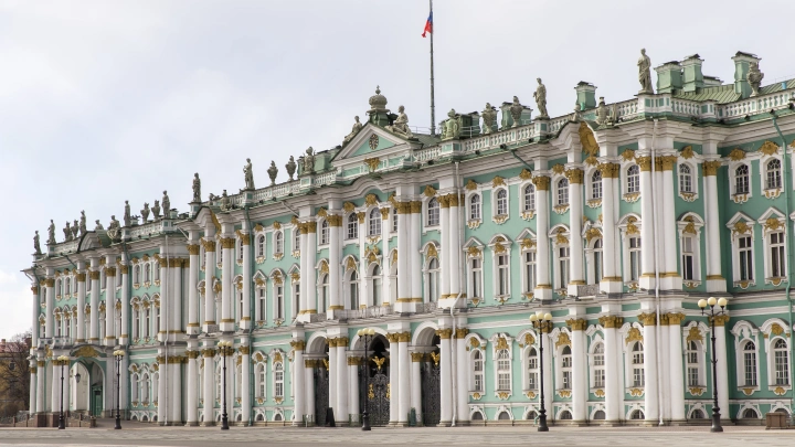 Из Эрмитажа экстренно вывели туристов и персонал. Поводом стала угроза режиму безопасности