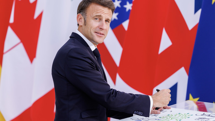 Соперники Макрона обновили рекорд. До выборов остался день