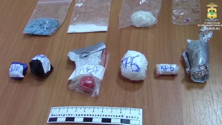 В Ейске полиция и ФСБ задержали фасовщицу и сбытчиков наркотиков