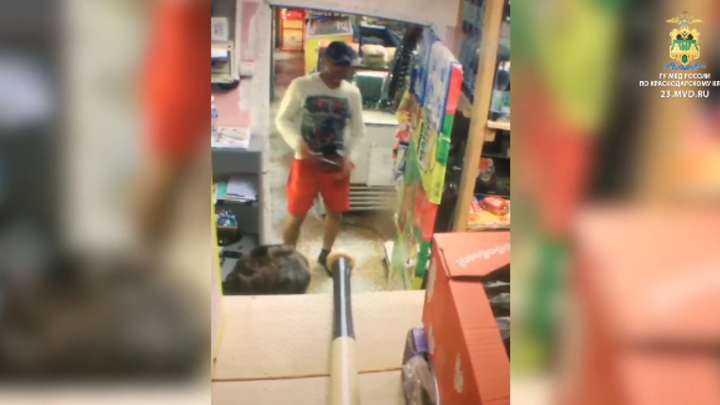 На Кубани продавщица выгнала из магазина грабителя с ножом