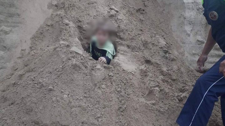В Бурятии полицейские спасли ребенка из песчаного карьера