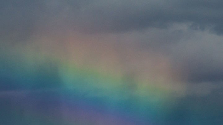 Новосибирцы увидели в небе перевернутую радугу